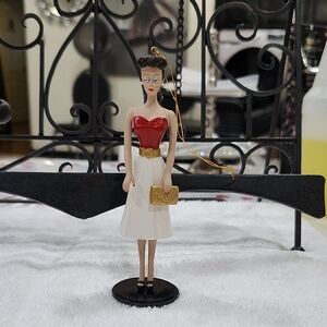 ASHTON-DRAKE GALLERIES "CLASSIC BARBIE ORNAMENT" FROM the 1995 COLLECTION
